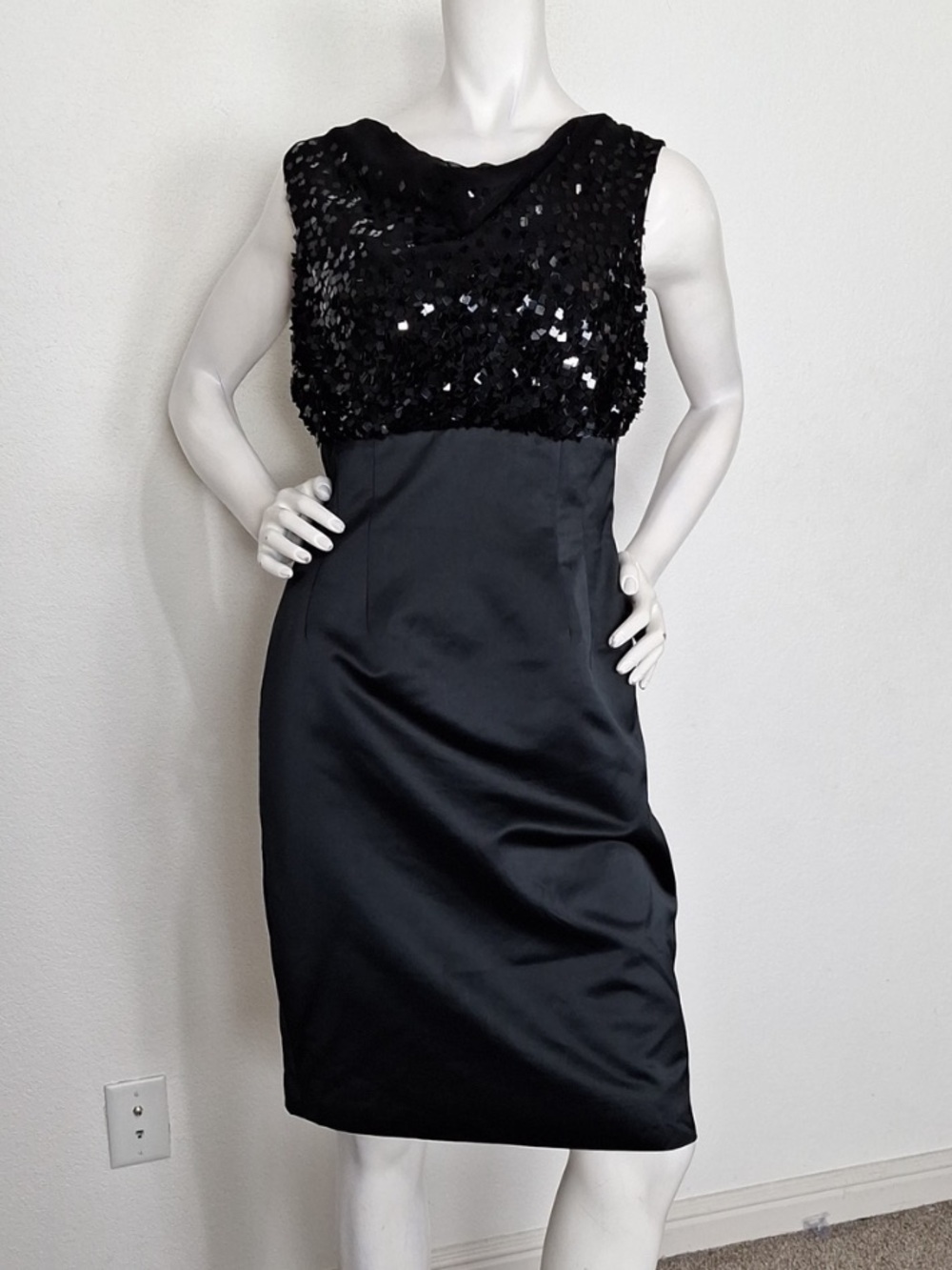 Carlisle Black Silk Blend Sequin Top Elegant Cocktail Sheath Quiet Luxury Size 8